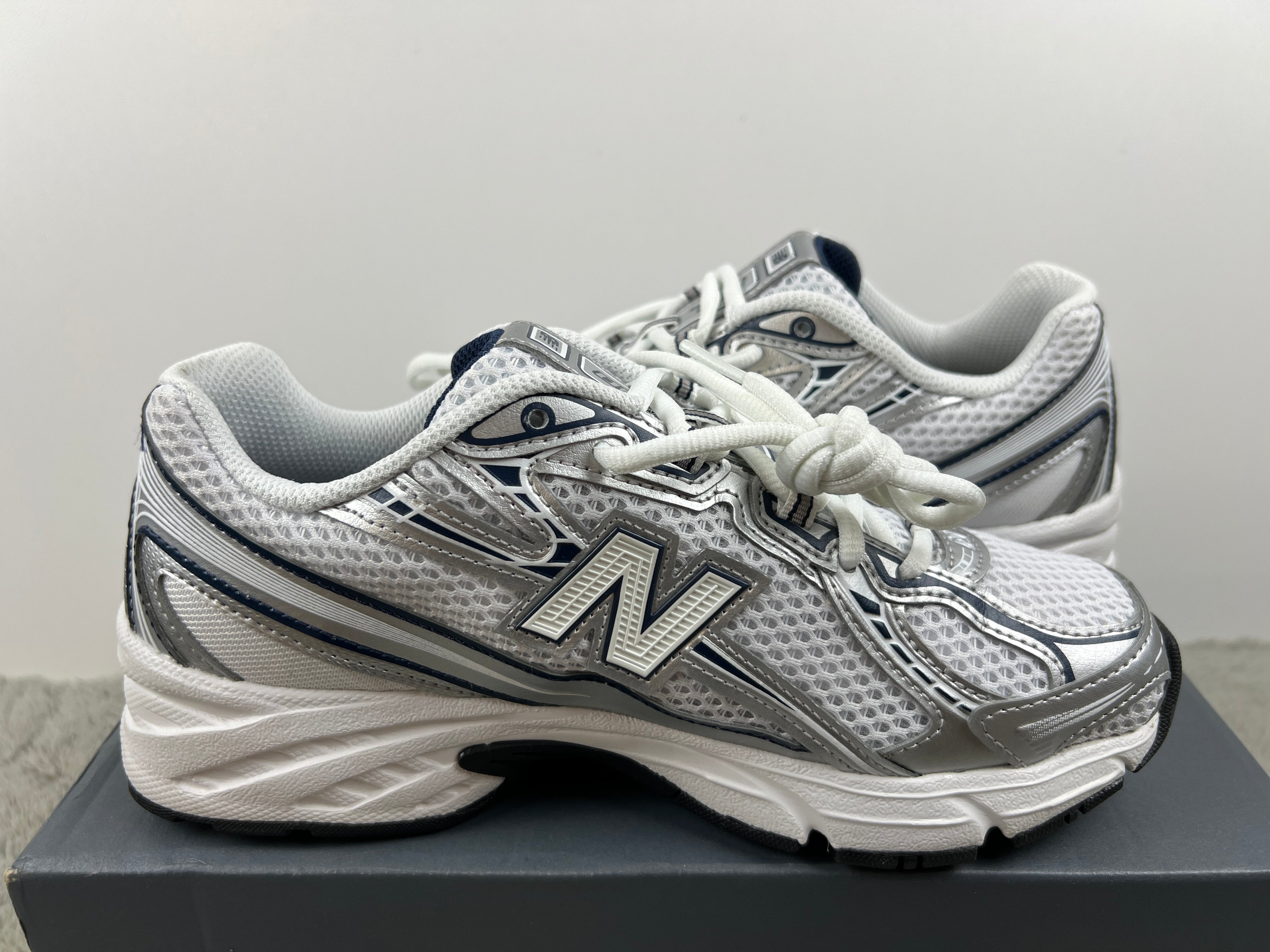 NEW BALANCE U740WN2