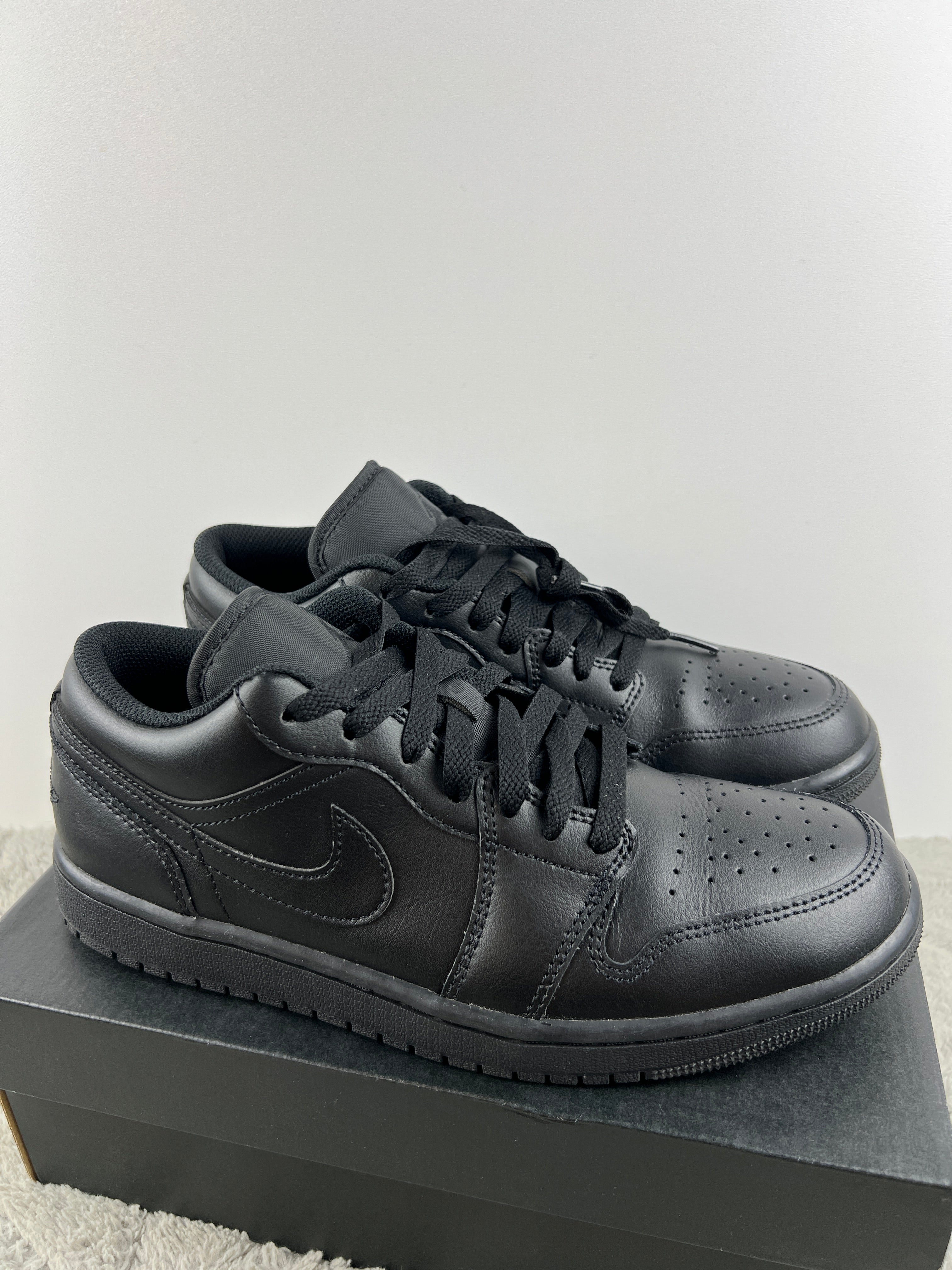 NIKE AIR JORDAN 1 LOW
