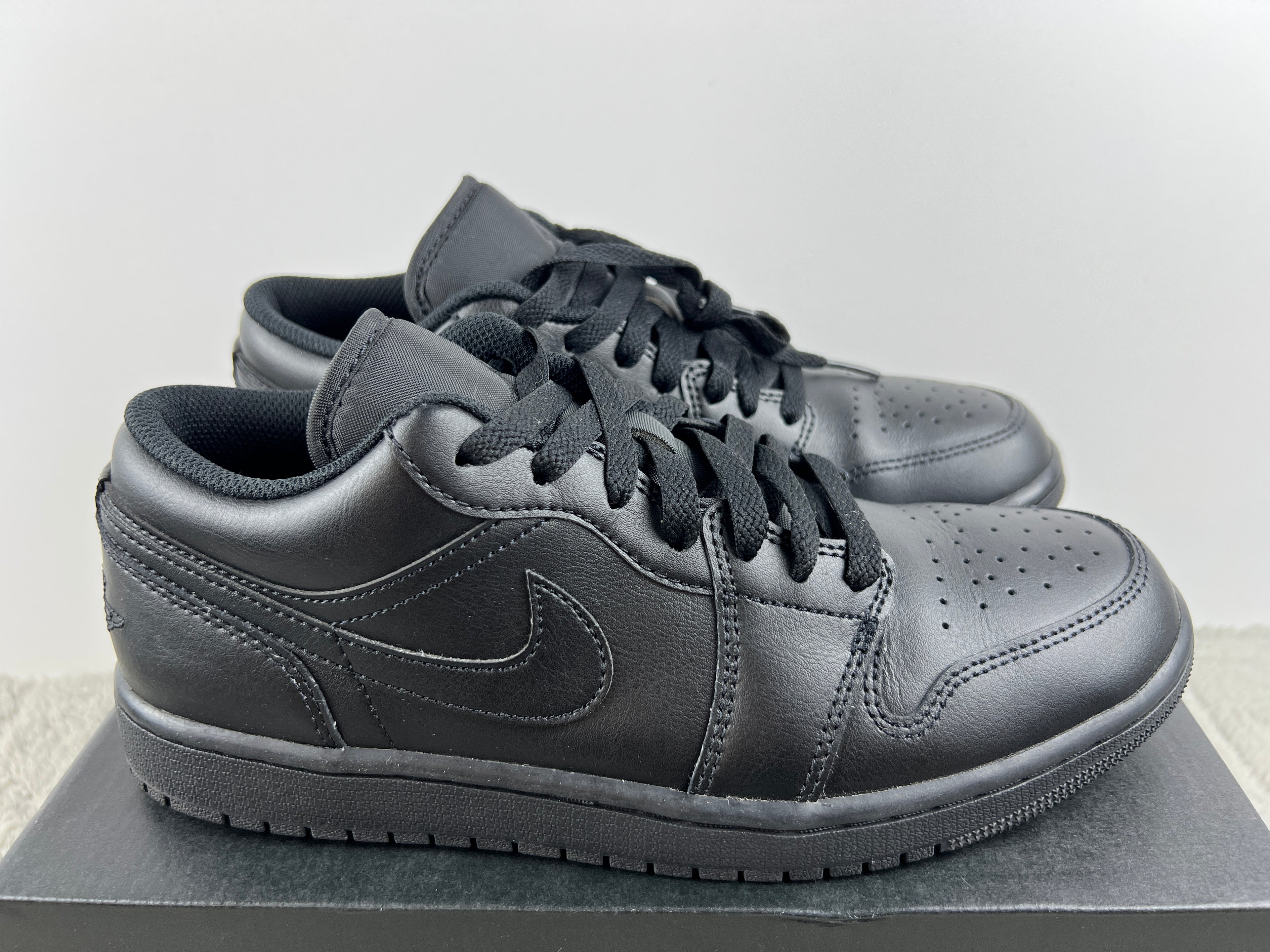 NIKE AIR JORDAN 1 LOW