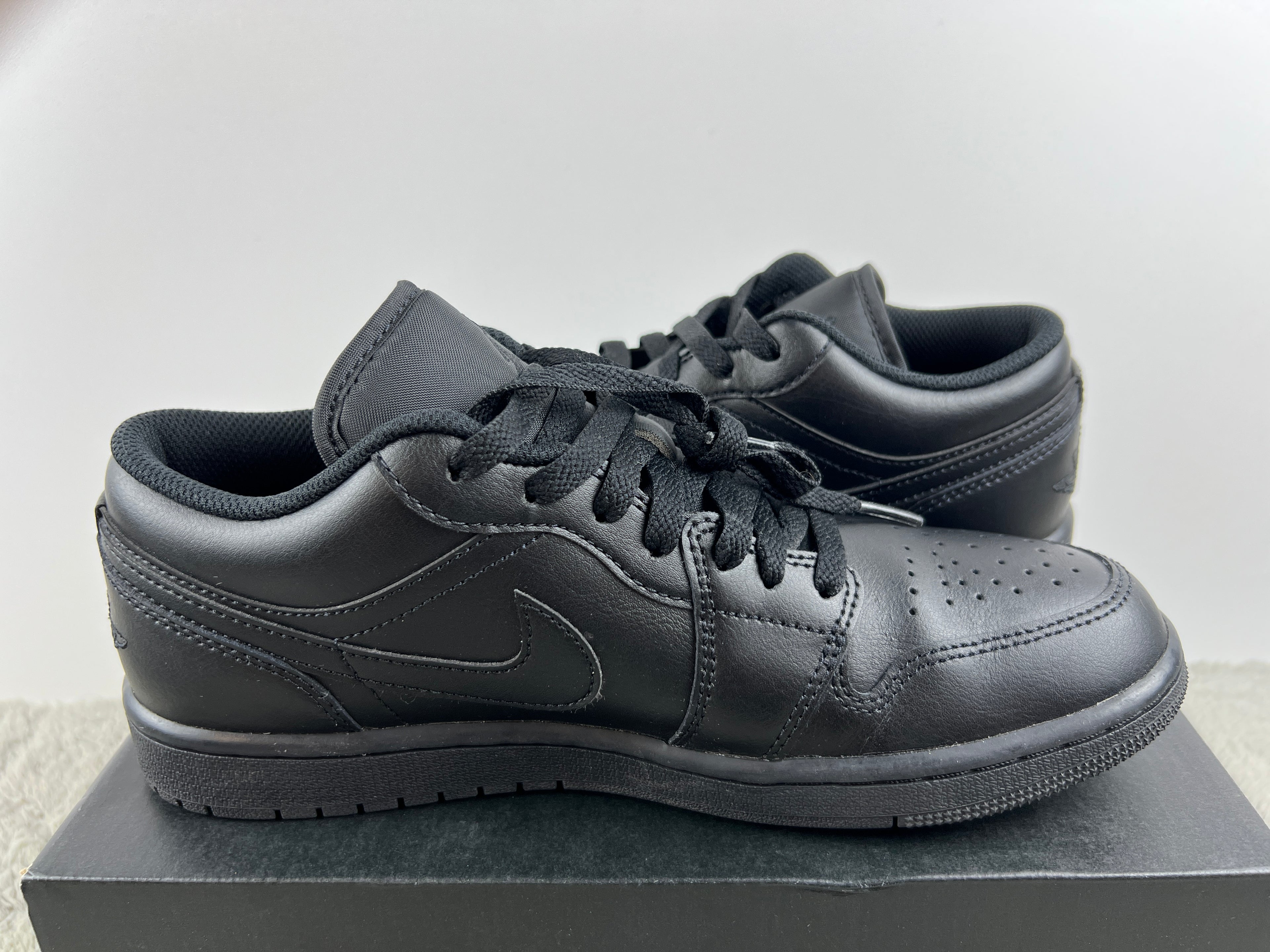 NIKE AIR JORDAN 1 LOW