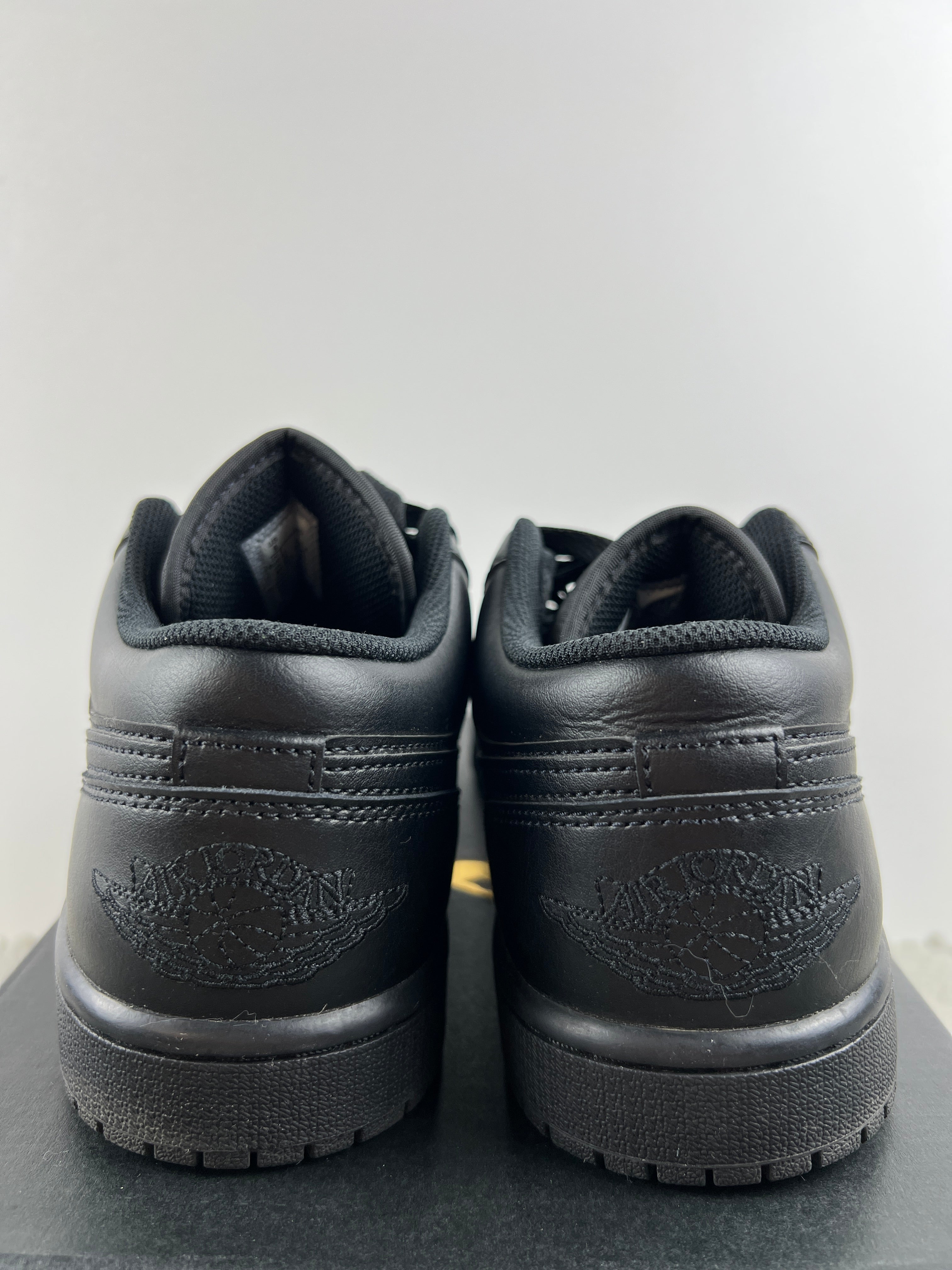 NIKE AIR JORDAN 1 LOW